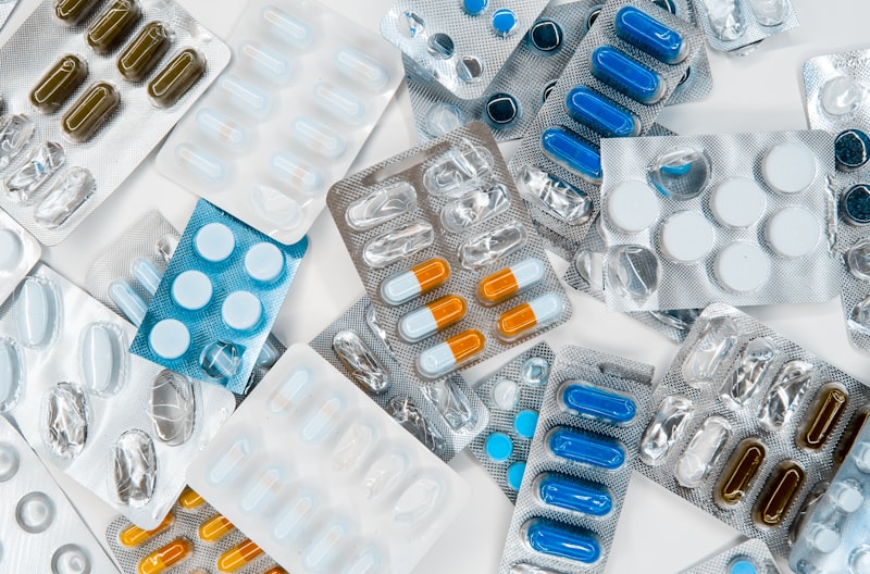 Farmacéutica profesional atendiendo cliente con una sonrisa en droguería moderna